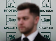 Крупные банки начали повышать ставки ипотеки из-за обвала рубля.